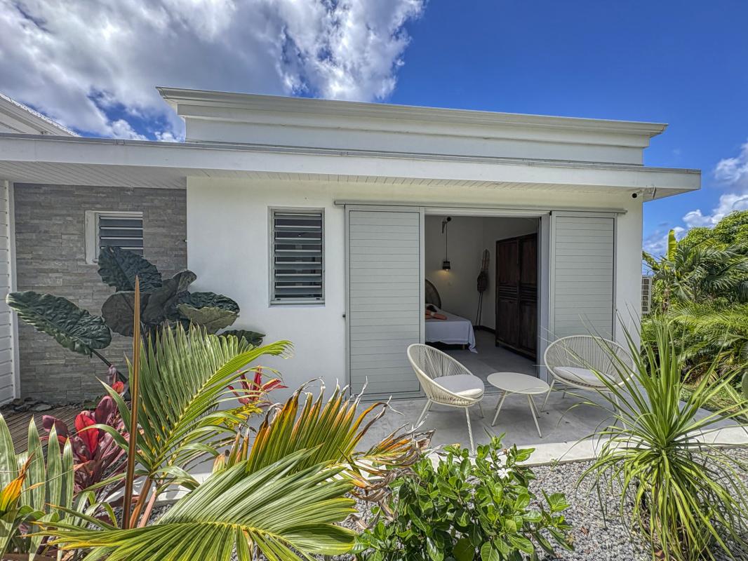 33.Location villa piscine Saint François Guadeloupe_Chambre 2 vue jardin